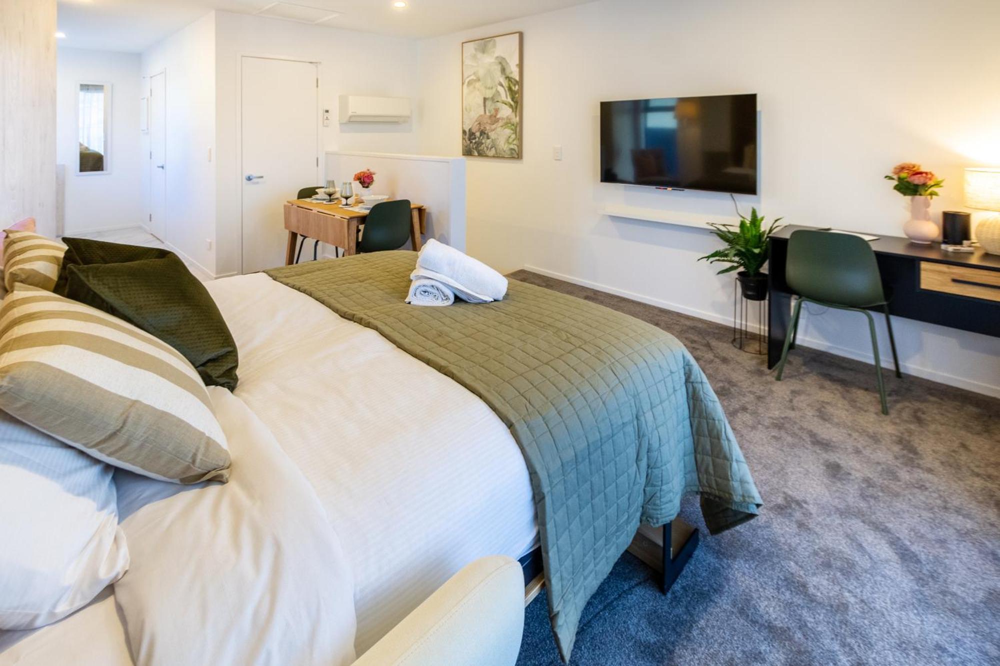 Luxury Studio With Balcony - Close To Supermarket Christchurch Esterno foto