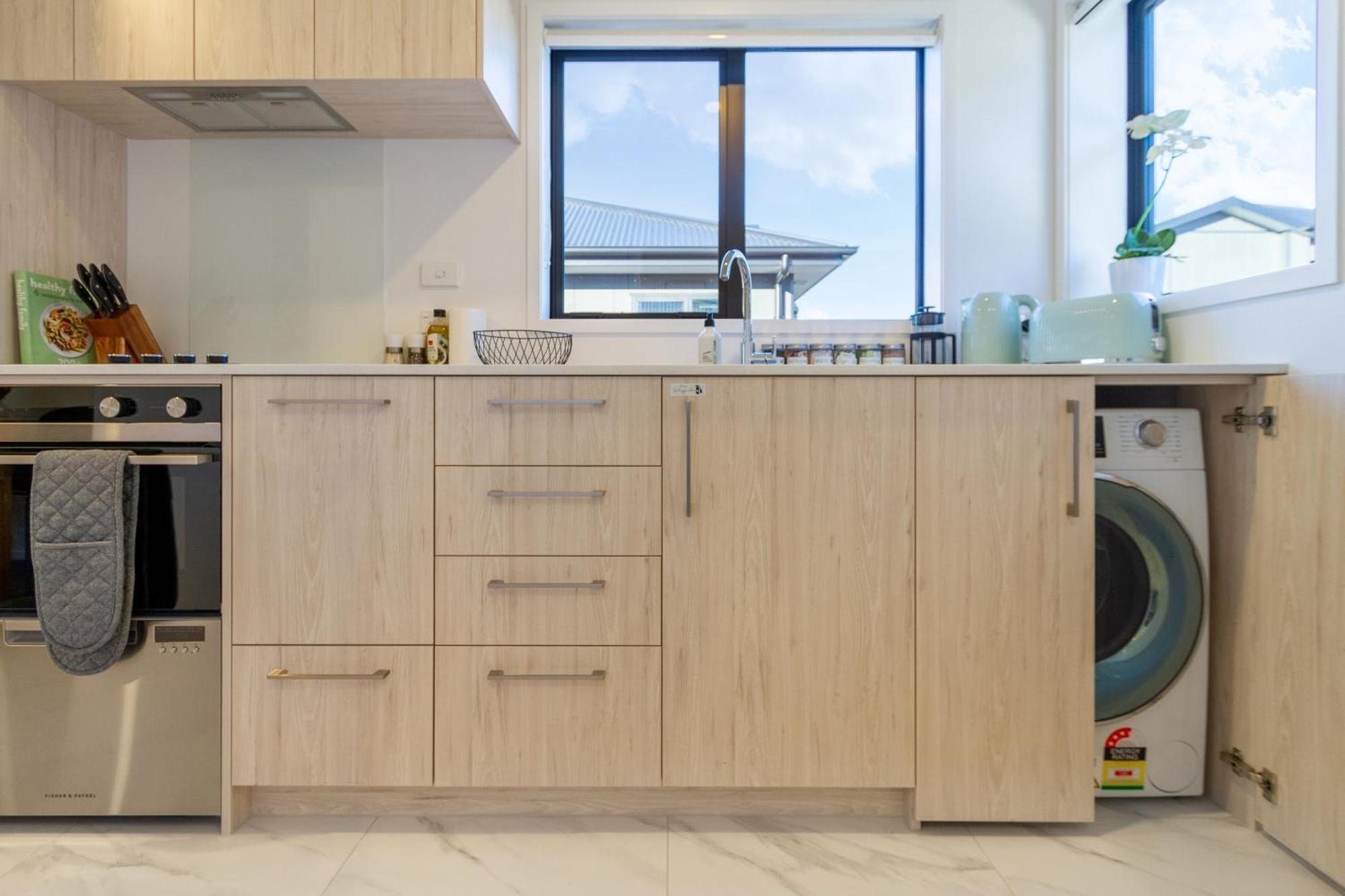 Luxury Studio With Balcony - Close To Supermarket Christchurch Esterno foto