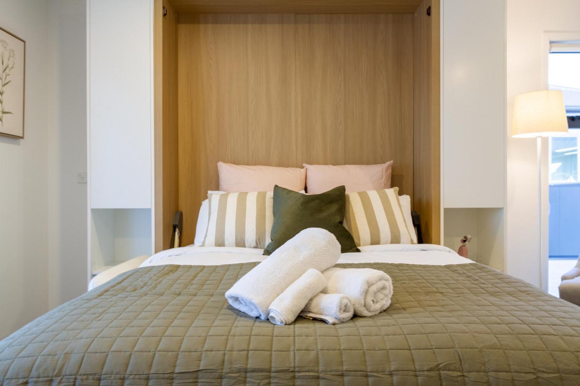 Luxury Studio With Balcony - Close To Supermarket Christchurch Esterno foto