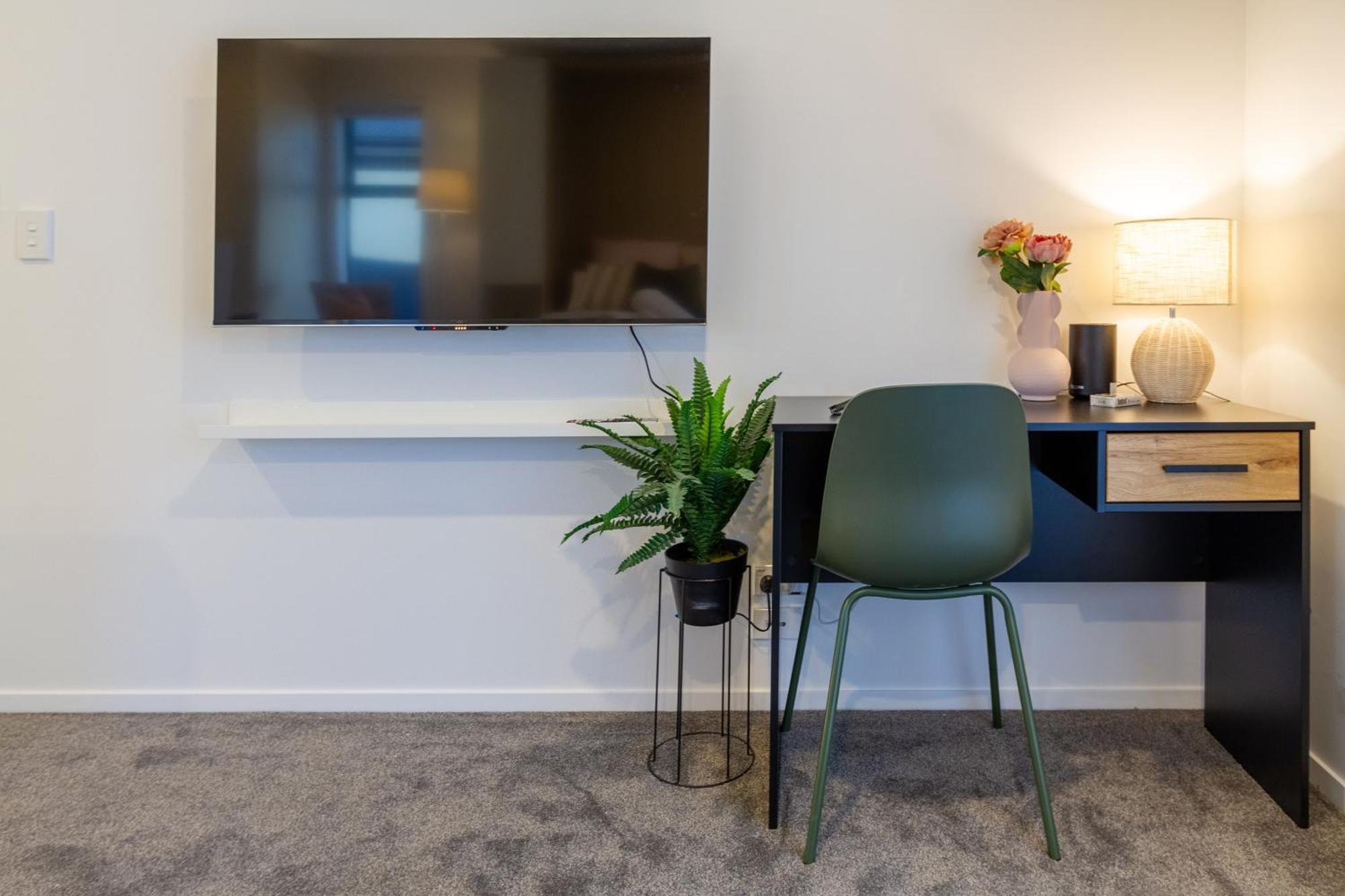 Luxury Studio With Balcony - Close To Supermarket Christchurch Esterno foto